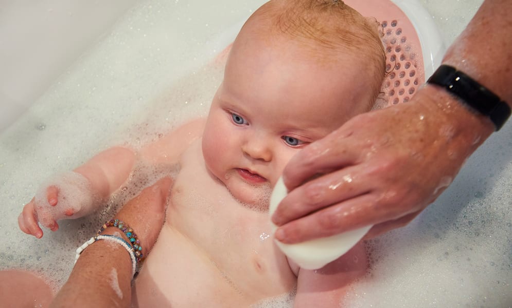 Pourquoi et comment bien choisir un siège de bain pour bébé ?