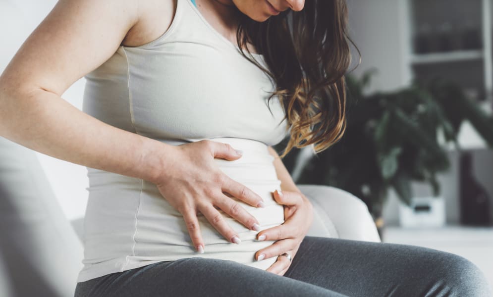 Douleurs dans le bas-ventre en début de grossesse : est-ce que je dois m’inquiéter ?