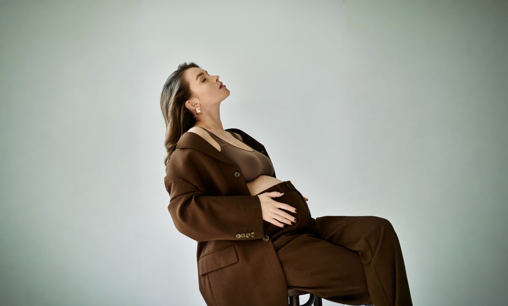 Mode femme enceinte automne-hiver 2025 : looks et astuces pour être belle et à l’aise