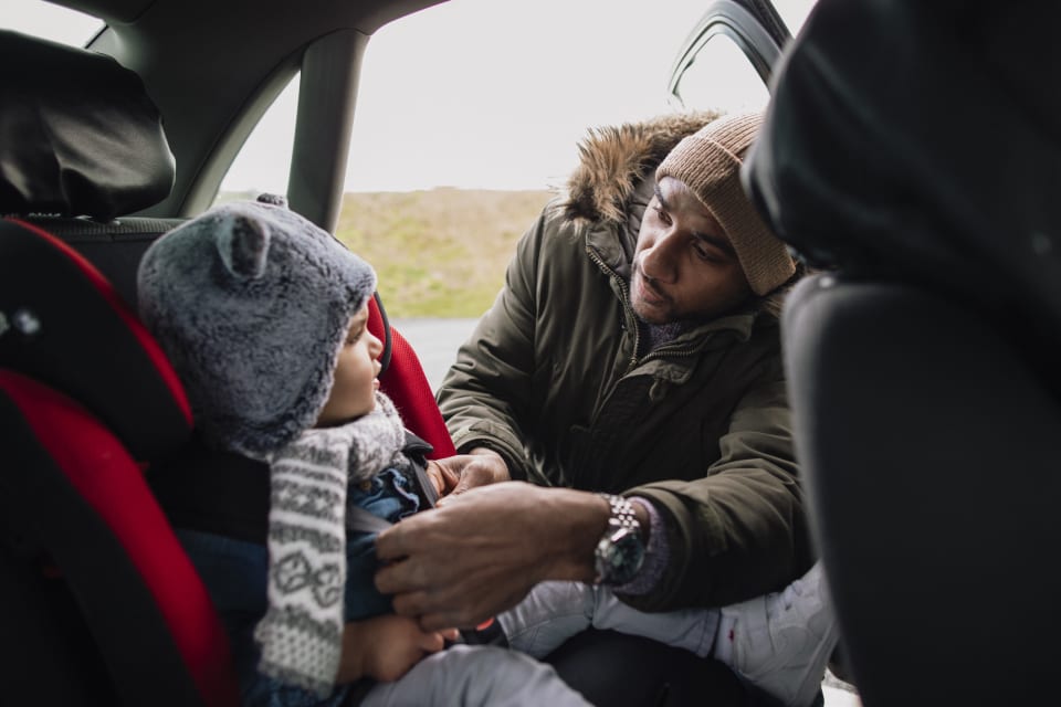 Enfance Transport Voiture Mode De Transport Véhicule à Moteur Portrait  Assis Siège De Voiture Une Personne Bébé Regardant La Caméra Ceinture De  Sécurité Mignon Tout-petit Bébé Chariot Personne