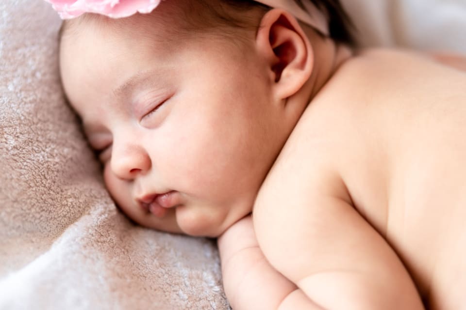 Bruits blancs ou roses et sommeil de bébé, la solution ?