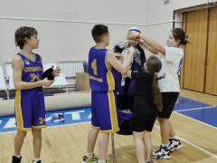 Самые маленькие баскетболисты Дзержинского отметили Новый год в спортивном зале