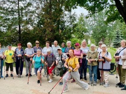 Пожилых жителей приглашают в Центральный парк Люберец на занятия скандинавской ходьбой