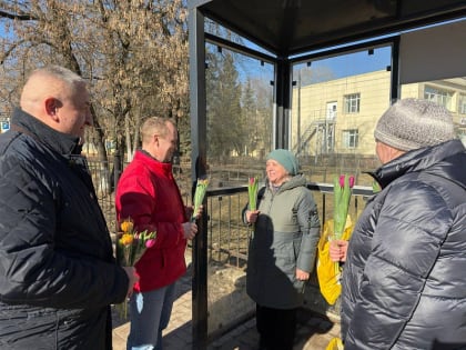 На улицах Воскресенска женщинам дарили цветы