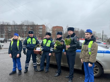 Полицейские Ленинского округа подарили цветы женщинам-водителям