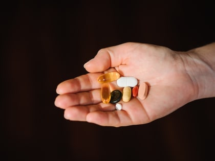 Врач Прощаев назвал витамины, продлевающие здоровье мозга