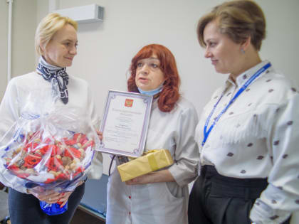 Единороссы поздравили врача, проработавшего в Люберцах более 30 лет