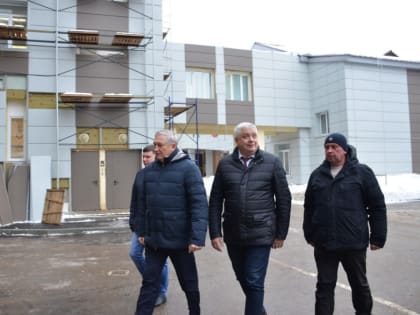 Тарас Ефимов ознакомился с ходом ремонта фасада хирургического корпуса