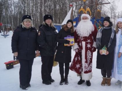 Полицейские в Кашире совместно с Общественником присоединились к Всероссийской акции «Полицейский Дед Мороз»