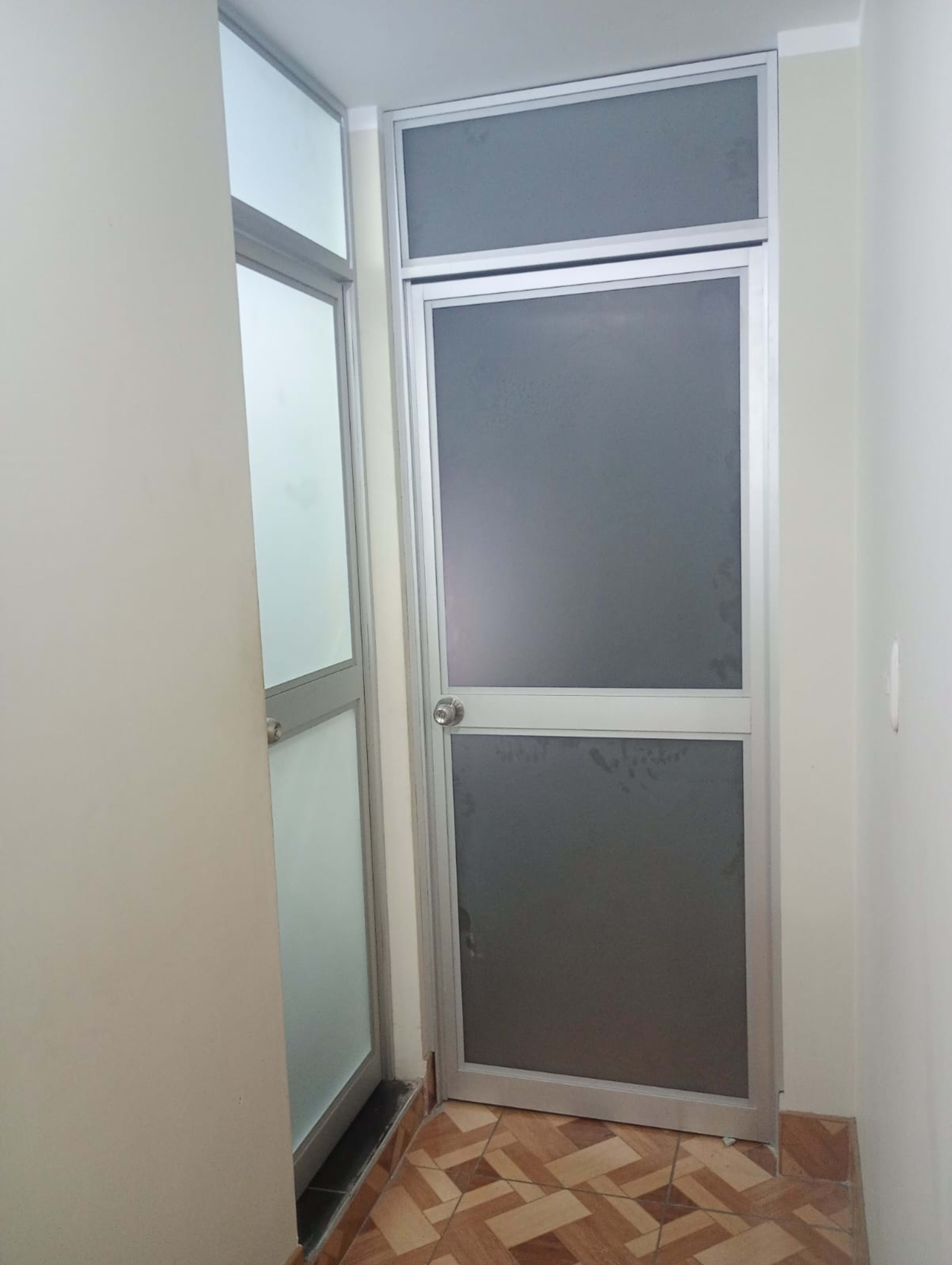 Puerta con una división