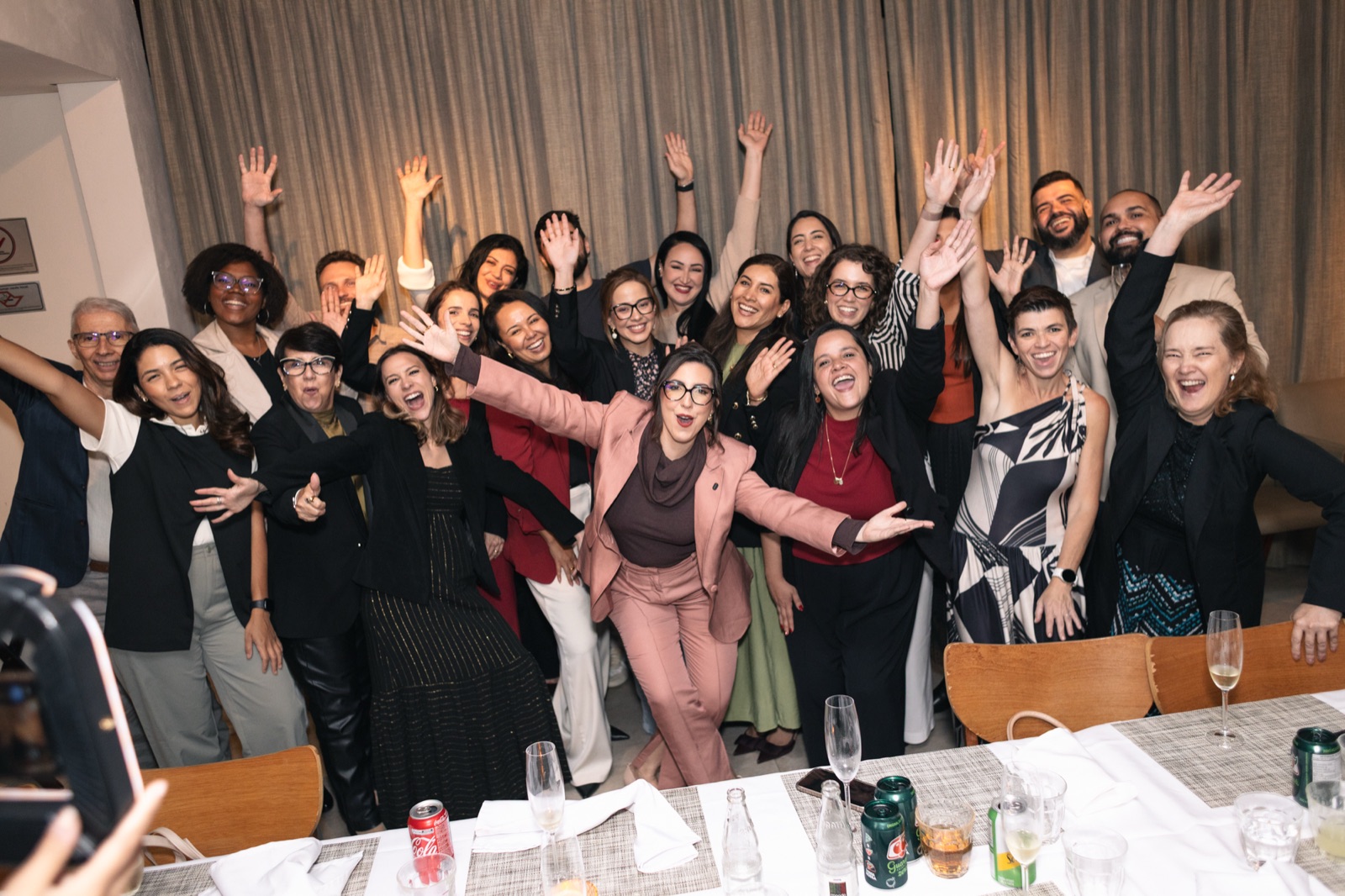 Alunos da Aceleração comemorando com a Lilian
