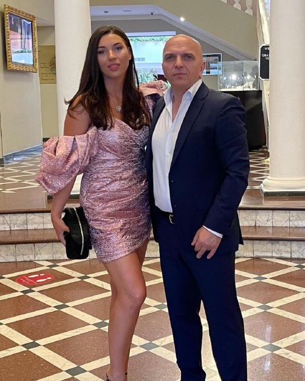 Александр Шоуа поздравил с днем рождения красавицу-жену и показал семейное фото