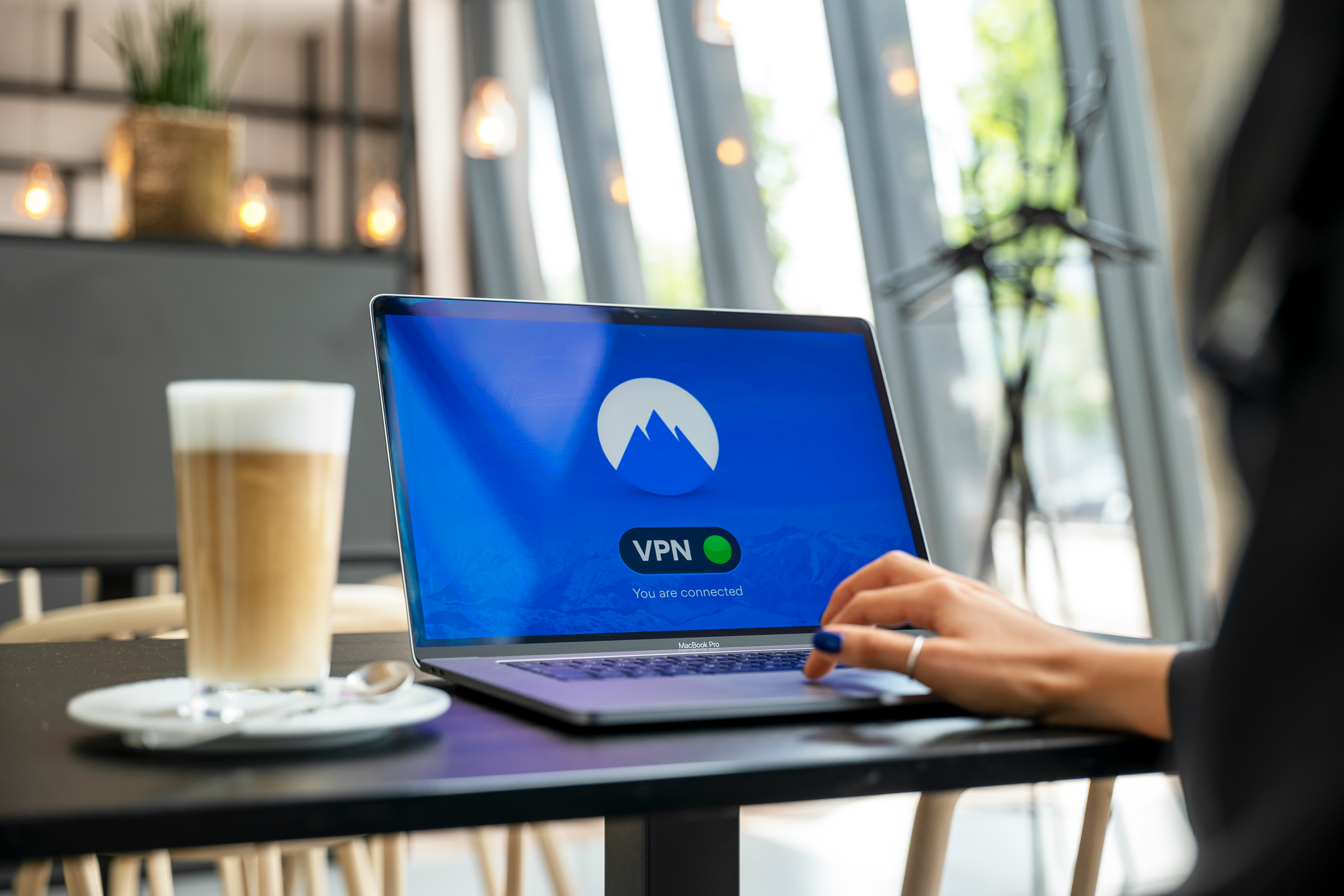 Visual explanation of how a VPN protects your internet connection