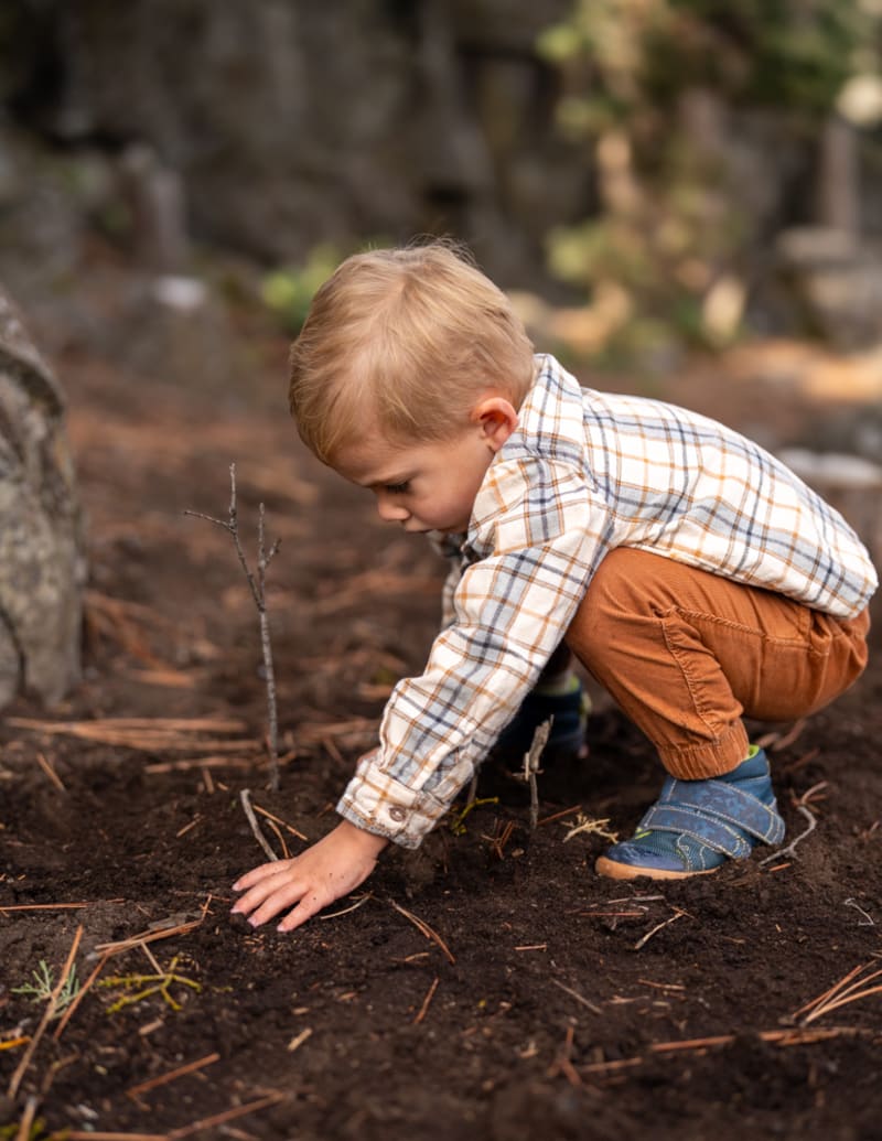 Child playing in the dirt during a Wild Play Photography family session in Central Oregon