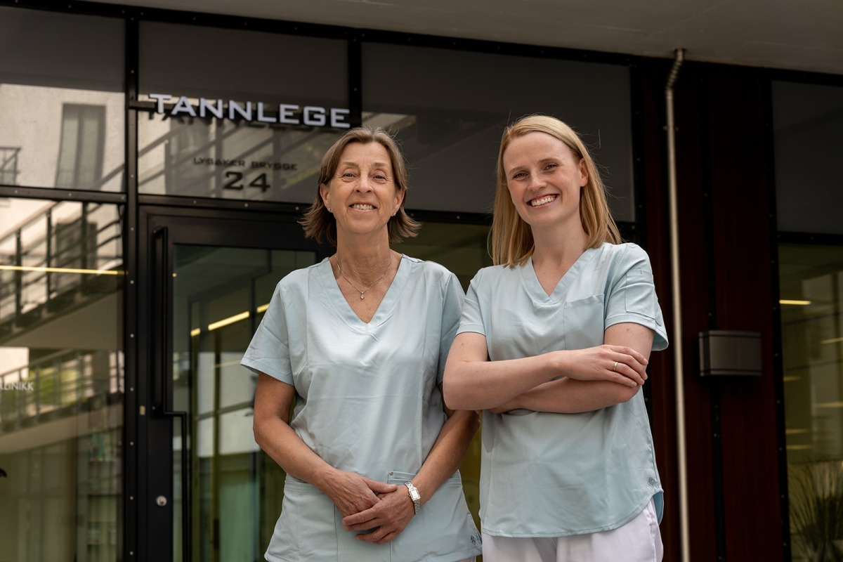 Ansatte utenfor Lysaker Brygge Tannklinikk på Lysaker Brygge