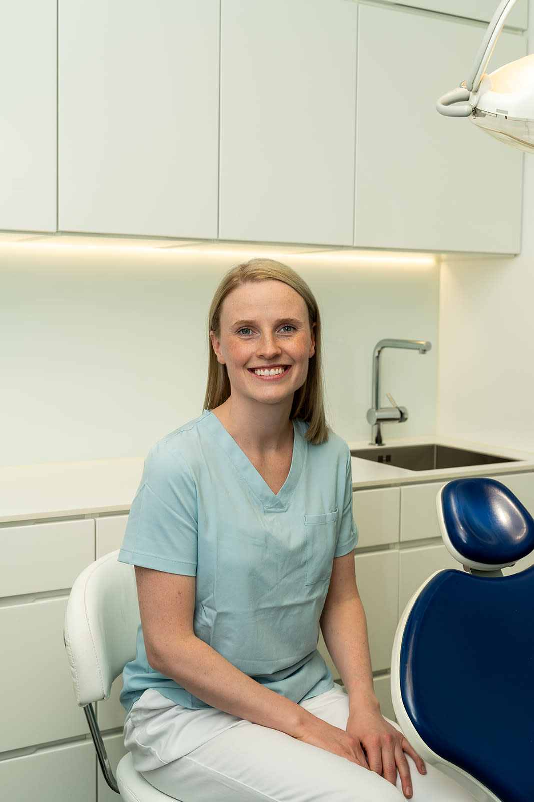 Tannlege Louise Øyen i behandlingsstol på Lysaker Brygge Tannklinikk