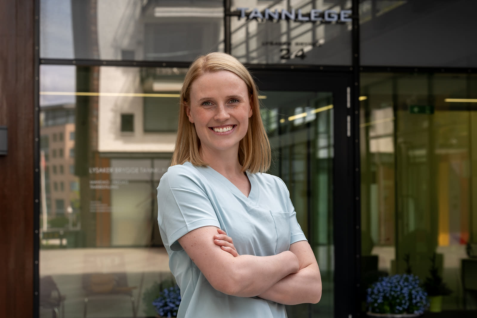 Tannlege Louise Øyen utenfor Lysaker Brygge Tannklinikk