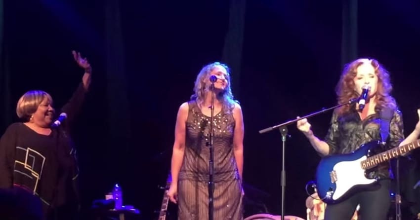 Mavis Staples, Bonnie Raitt and Joan Osborne - "Will The Circle Be Unbroken?"