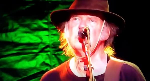 Video | Neil Young & Crazy Horse - Cortez The Killer