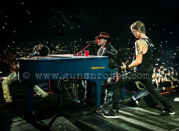Guns N' Roses Plays Buenos Aires With Duff McKagan On Bass