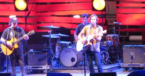 Eddie Vedder And Amos Lee Guest With Jack Johnson