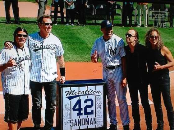 Metallica Pays Tribute To Mariano Rivera At Yankee Stadium