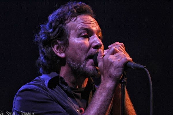 Pearl Jam Honors John Lennon & Bruce Springsteen In Lincoln