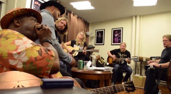 Backstage Video | Taj Mahal & Tedeschi Trucks - Leaving Trunk