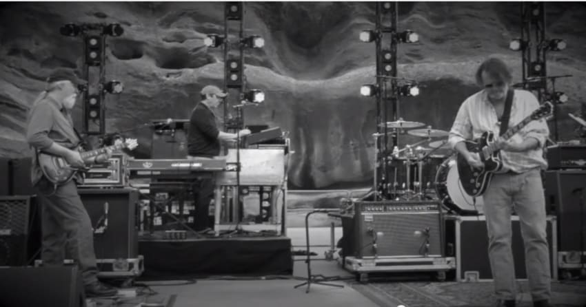 Pro-Shot | Widespread Panic Covers Lean On Me At Red Rocks