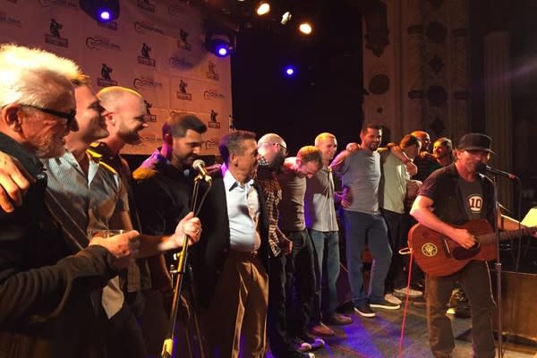 Chicago Cubs Help Eddie Vedder Close Out Hot Stove Benefit