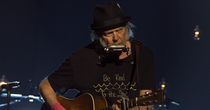 neil-young-live-press-crop-julie-gardner