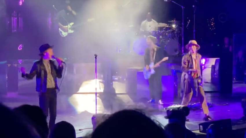 Beck & Matt Shultz Perform ‘Night Running’ At Shoreline