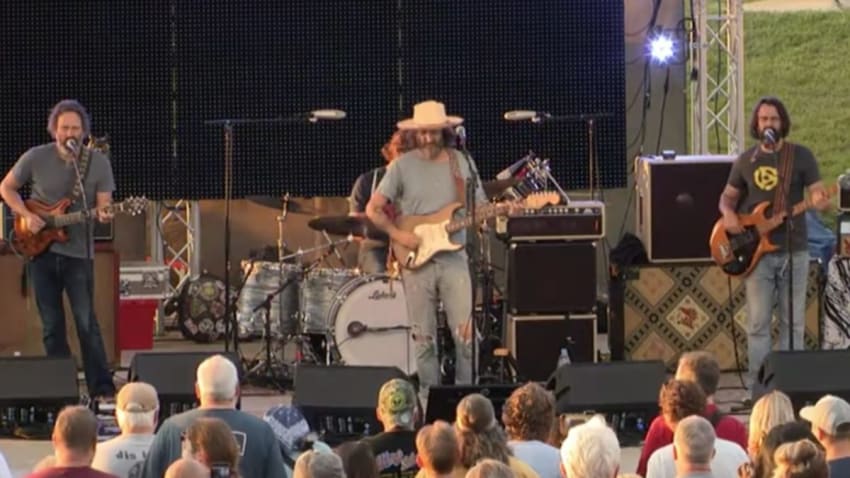 Chris Robinson Brotherhood Perform ‘Comin’ Around The Mountain’ In Hamilton