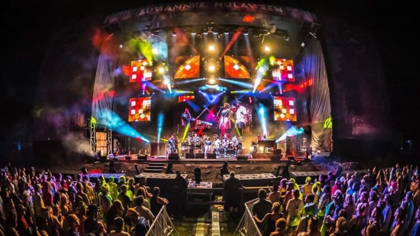 The String Cheese Incident & Guests Perform ‘Hey Pocky A-Way’ At Hulaween: Pro-Shot Video
