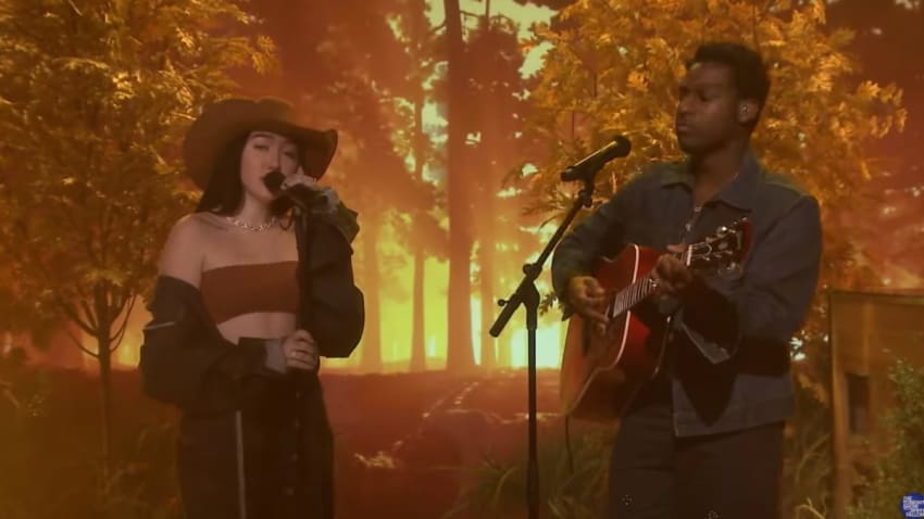Noah Cyrus & Leon Bridges Perform 'July' On 'Fallon'