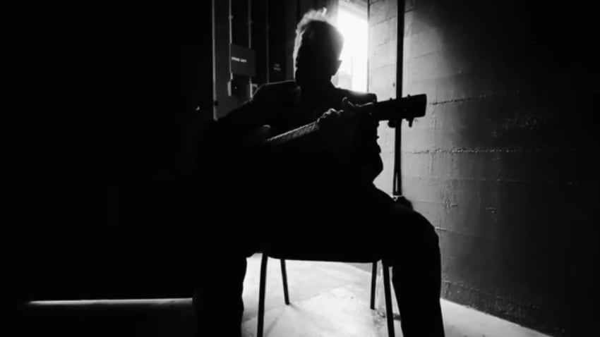 John Prine Performs ‘Summer’s End’ Backstage In Los Angeles