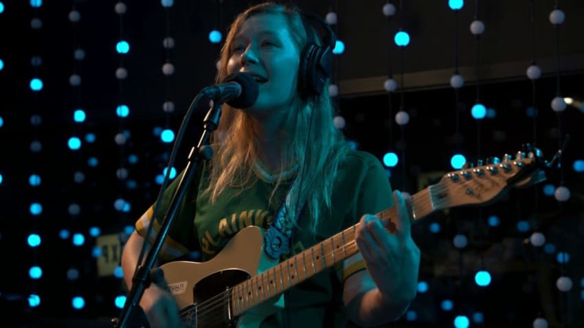 Julia Jacklin - Head Alone (Live on KEXP)