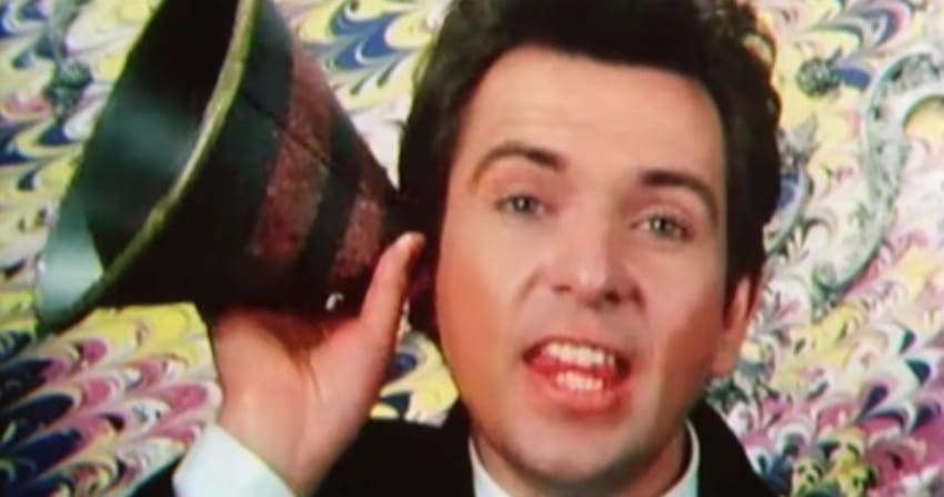 Peter Gabriel SledgehammerVid