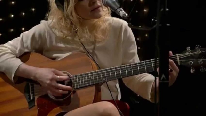 Jessica Pratt - Moon Dude (Live on KEXP)