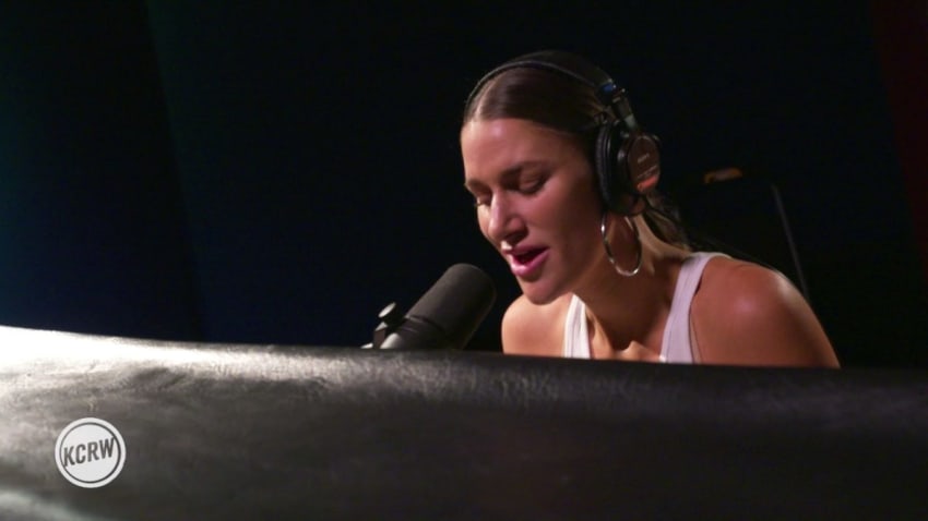 Niia performing "Body" Live on KCRW