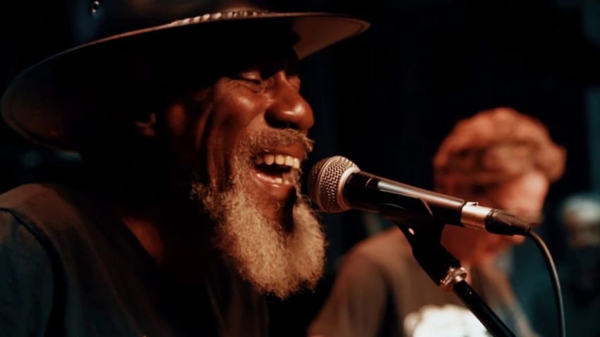 Robert Finley - Age Don't Mean a Thing (eTown webisode #1288)