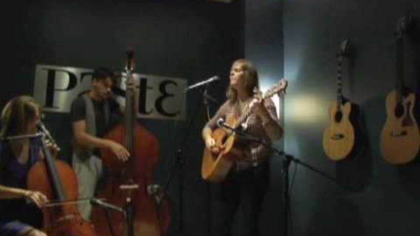 Annie and the Beekeepers "Dirty Laundry" live at Paste