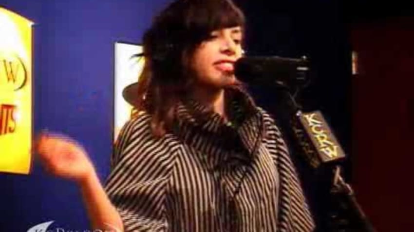Ceci Bastida performing "Controlar" on KCRW