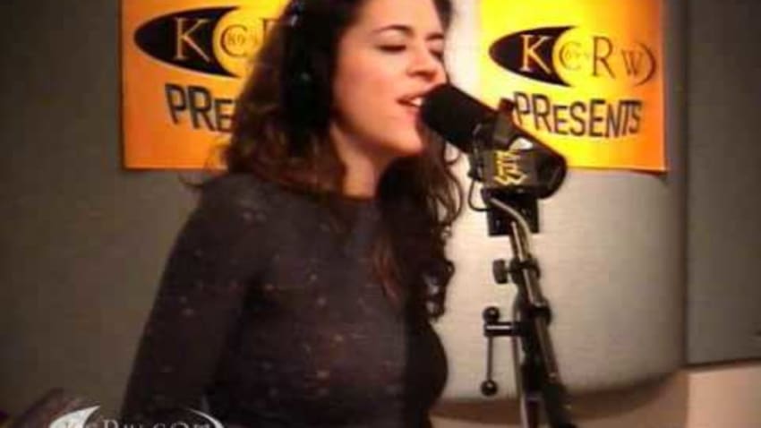 Luisa Maita performing "Alento" on KCRW