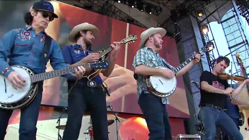 Old Crow Medicine Show - 8 Dogs 8 Banjos (Live at Farm Aid 30)