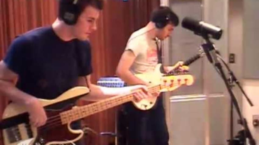 Pepi Ginsberg performing "Shake This" on KCRW