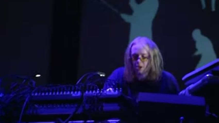 The Chemical Brothers - Under The Influence/It Doesn't Matter/Out Of Control - 7/24/1999 (Official)