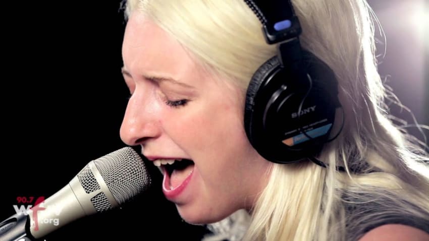 White Hinterland - "Too Shy to Say" (Live at WFUV)