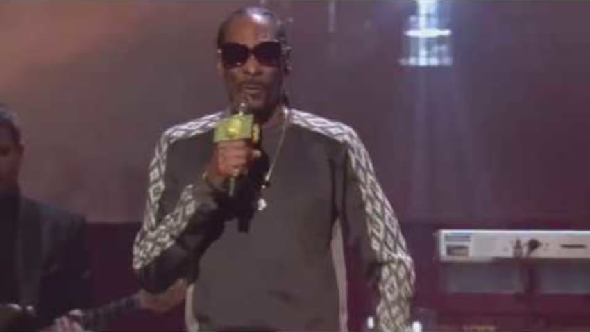 Snoop Dogg & YG perform 2017 Rock Hall Inductee Tupac's "Gangsta Party"