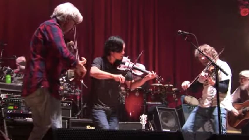 The String Cheese Incident Performs ‘Vamp In The Middle’ With Sam Bush & Darol Anger In 2018
